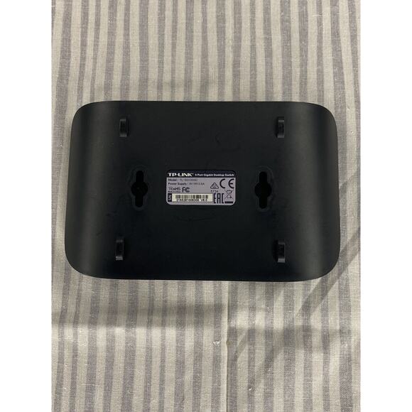 TP-LINK TL-SG1005D 5-Port Gigabit Desktop Switch Working - Picture 5 of 6